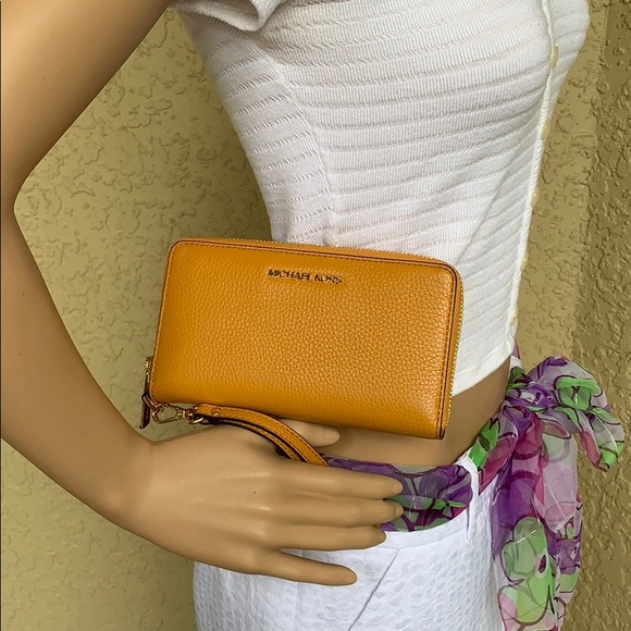 MICHAEL KORS JET SET TRAVEL LG FLAT MF PHN CASE - Picture 12 of 16